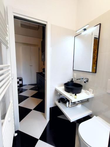 Wonderland Apartment in Milan shopping area, AC, Wifi and Subway