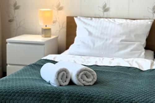 a pair of towels on a bed in a bedroom at Ferienwohnungen an der Weser in Bremerhaven