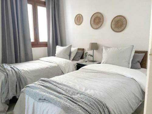 Duas camas sentadas uma ao lado da outra num quarto em Elegant 2-bedroom apartment with beautiful views em Benalmádena