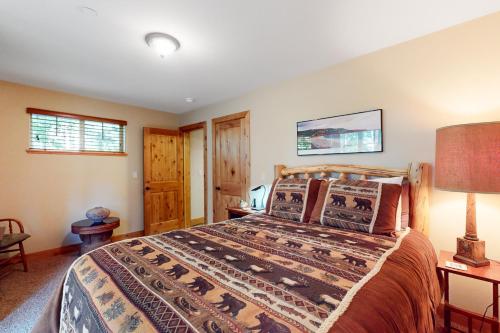 ein Schlafzimmer mit einem großen Bett in einem Zimmer in der Unterkunft Kings Beach Retreat in Kings Beach