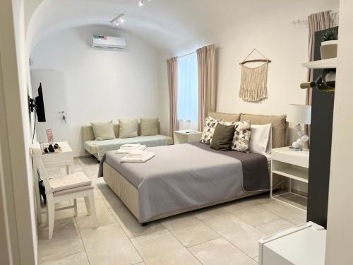 - une petite chambre avec un lit et un canapé dans l'établissement L Antico Forno Bari Centro Storico, à Bari