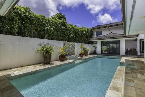 - une piscine dans l'arrière-cour d'une maison dans l'établissement Luxury Zen Retreat home, à Princeville