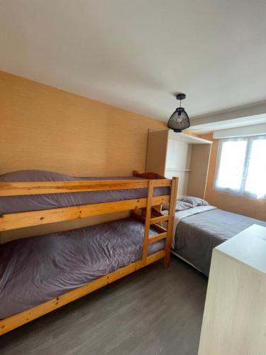 ル・プリガンにあるLe Pouliguen/La Baule Appartement T3のベッドルーム1室(二段ベッド2台、窓付)が備わります。