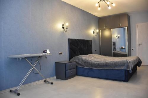 Un dormitorio con una cama y una mesa. en Apartment in Erebuni en Ereván
