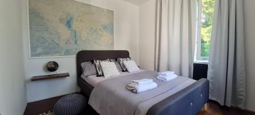 1 dormitorio con 1 cama con toallas en Apartment Bella Vita en Zagreb