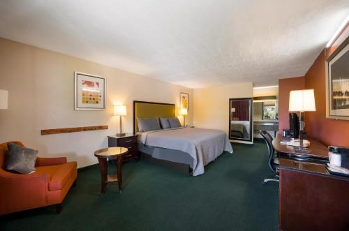 Ein Bett oder Betten in einem Zimmer der Unterkunft Travelodge by Wyndham Oakley