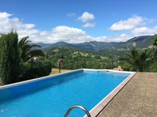 uma piscina com vista para as montanhas em Los Cuetos 