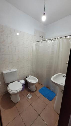 a bathroom with a toilet and a bidet and a sink at Dpto solana in Rosario de la Frontera