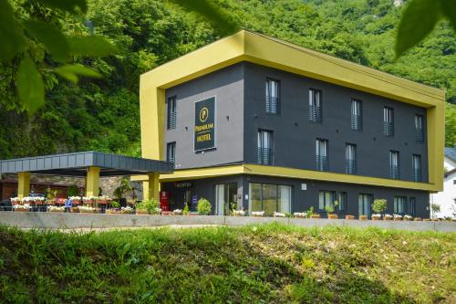 un bâtiment avec un jaune et un gris dans l'établissement Hotel Premium, à Jajce