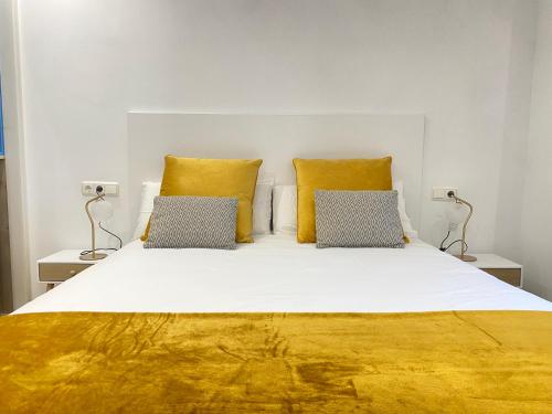 Ένα ή περισσότερα κρεβάτια σε δωμάτιο στο Mikain Cathedral View with Free Parking & Air Cond