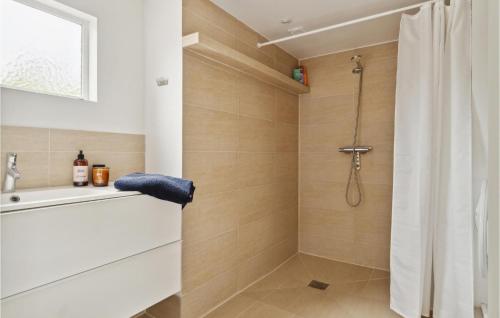 y baño con ducha y cortina de ducha. en Stunning Home In Idestrup With 3 Bedrooms And Wifi, en Bøtø By