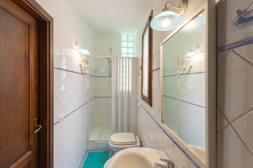 La salle de bains est pourvue d'un lavabo, de toilettes et d'une douche. dans l'établissement Jureka Sea View Apartment 1, à Cefalù