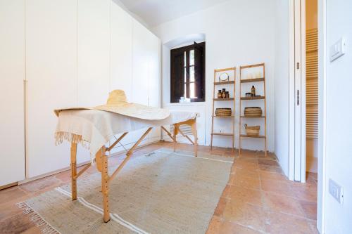 a white table in a room with a table at Les Arcs in Agrate Conturbia