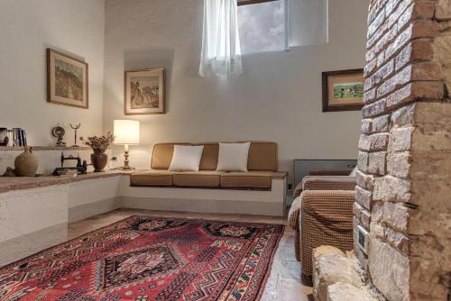 sala de estar con sofá y alfombra en Casale di Villore, en Poggibonsi