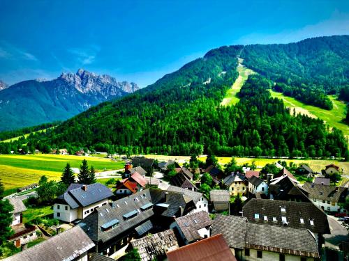 eine Stadt in den Bergen mit Häusern und Bäumen in der Unterkunft Jacobs Resort House Planica in Kranjska Gora