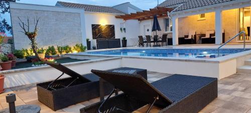 Kolam renang di atau dekat dengan Apartment Holiday home DoMa, Čilipi near Dubrovnik