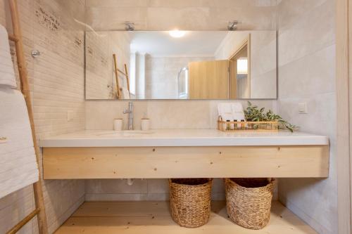 a bathroom with a sink and a mirror at Villa Del Monte in Arménoi