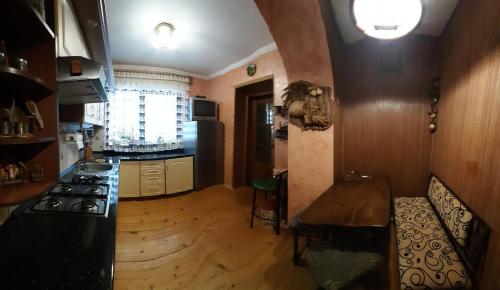 uma cozinha com um fogão e um frigorífico em Затишок в Карпатах em Skole