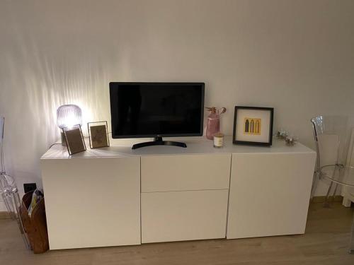 ein weißer Schrank mit einem Fernseher darüber in der Unterkunft Elsa & David in Collioure