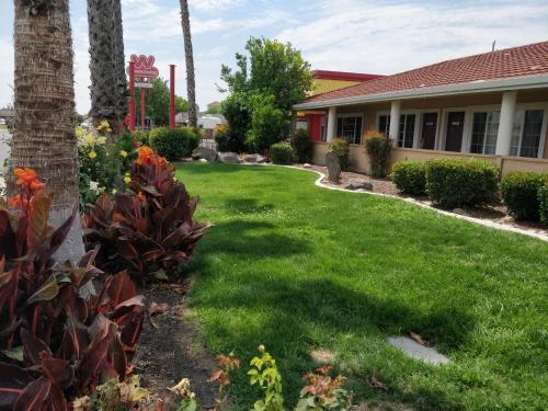 a yard in front of a house at Holiday Motel Oakdale in Oakdale