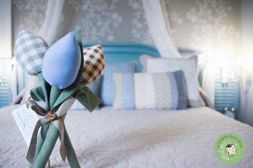 a bedroom with a bed with a blue flower on it at La casetta sulle Stelle in Stella