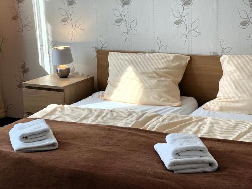two towels on a bed in a bedroom at Ferienwohnungen an der Weser in Bremerhaven