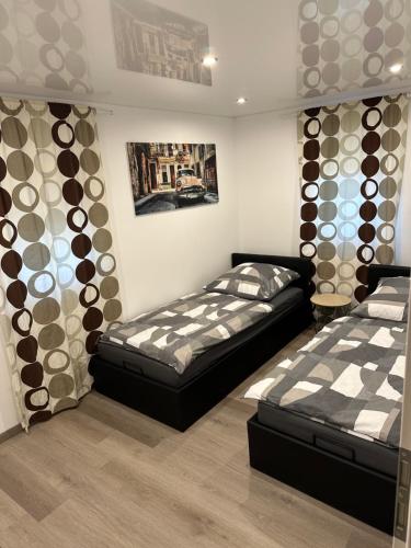 1 dormitorio con 2 camas en una habitación en 2 Ferienwohnungen in einem Haus mit EBK, WLAN, SELF-CHECK-IN, en Ittlingen
