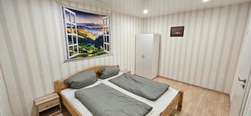 1 dormitorio con cama y ventana en Vulkaneifeloase optional mit Sauna, en Üdersdorf