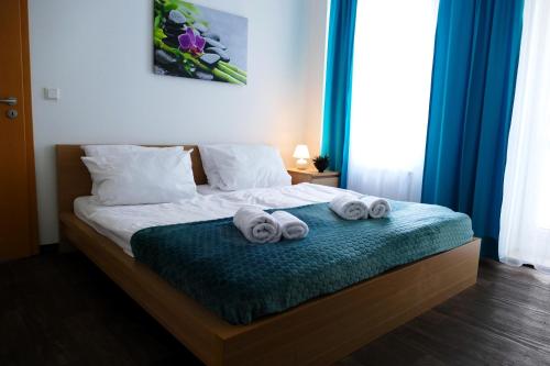 a bedroom with a bed with towels on it at Ferienwohnungen an der Weser in Bremerhaven