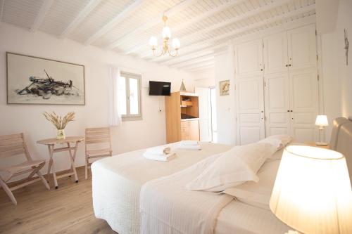 Кровать или кровати в номере Crystal View Mykonos