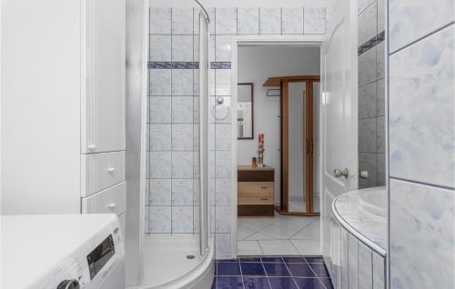 Ένα μπάνιο στο Stunning Apartment In Spincici With Wifi
