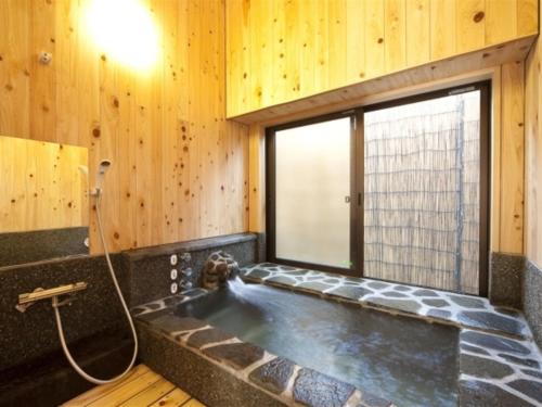 una vasca da bagno in una stanza con finestra di Kannawa Onsen Zekkei no Yado Sakuratei - Vacation STAY 50724v a Beppu