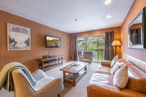 a living room with a couch and a table at Treasure Mountain Inn in Park City