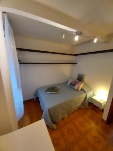 een kleine slaapkamer met een bed in een kamer bij Da Isabella in Vernazza