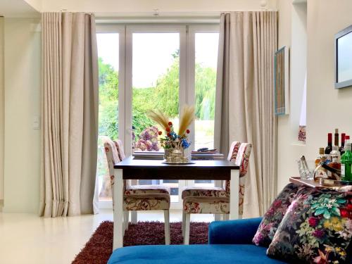 a dining room with a table and a window at Pool oasis with private parking -Vigia 8 in Torres Vedras