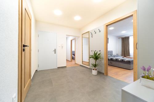 pasillo abierto con puerta y sala de estar en Apartmán Discreet, en Kysucké Nové Mesto