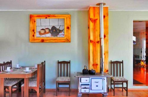 a dining room with a table and chairs and a window at Pousada Encanto dos Cânions in Cambará