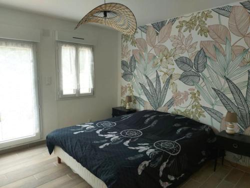 um quarto com uma cama com papel de parede floral em LA MAISON D'AUXANNE em Giffaumont