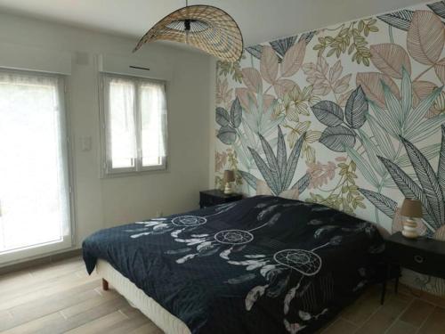 une chambre avec un lit avec un papier peint fleuri dans l'établissement LA MAISON D'AUXANNE, à Giffaumont