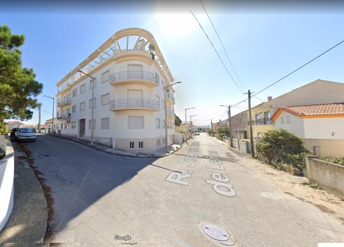 サン・マルティーニョ・ド・ポルトにあるApartamento a 4min da praia com lareiraの横の建物のある空き道