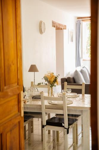 a dining room with a table with chairs and a couch at La Borgnardais gîte en Brocéliande, proche Guer - 1 à 11 couchages in Loutehel