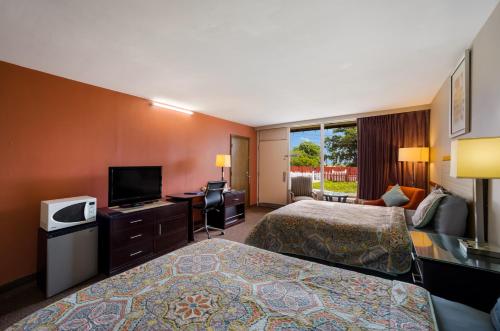 Ein Bett oder Betten in einem Zimmer der Unterkunft Travelodge by Wyndham Oakley