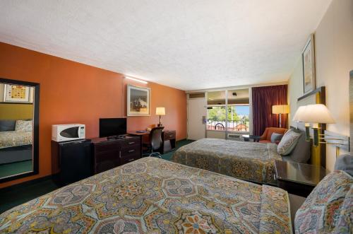Ein Bett oder Betten in einem Zimmer der Unterkunft Travelodge by Wyndham Oakley