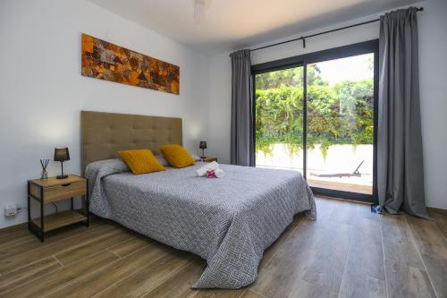 Postel nebo postele na pokoji v ubytování Ibiza Villa Planetcostadorada