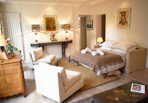 une chambre avec un lit, une chaise et une table dans l'établissement Luxembourg Garden, à Paris