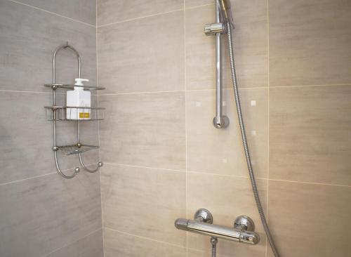 une douche dans une salle de bain avec une pomme de douche dans l'établissement Luxembourg Garden, à Paris