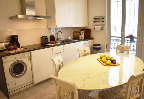 une cuisine avec une table avec un bol de fruits dessus dans l'établissement Luxembourg Garden, à Paris
