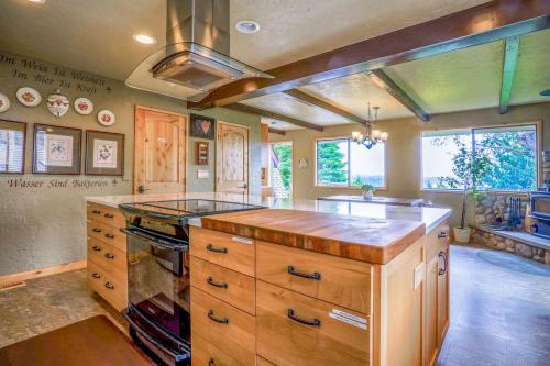 cocina grande con armarios de madera y encimera en Enchanting Bavarian Cabin Retreat Pet-Friendly, en Poulsbo