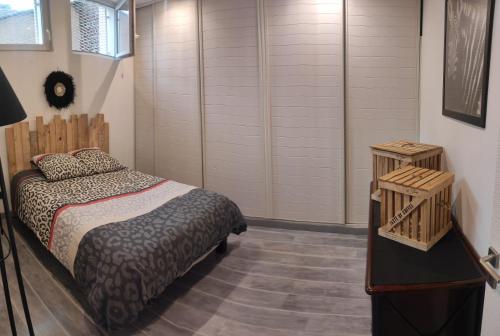 um quarto com uma cama e piso em madeira em Lovely Home LH à proximité de la plage em Le Havre