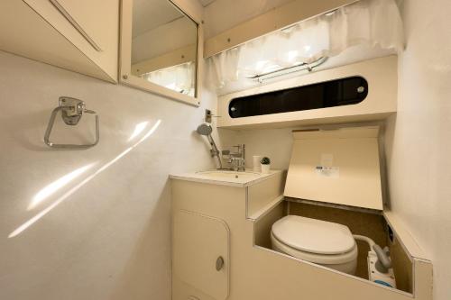 ein kleines Bad mit WC und Waschbecken in der Unterkunft Rufus Port Forum in Barcelona